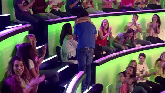 El romántico momento entre el ganador del público de ¿Y tú qué sabes? y su novia El romántico momento entre el ganador del público de ¿Y tú qué sabes? y su novia
