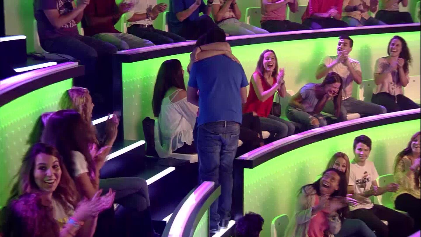El rom&aacute;ntico momento entre el ganador del p&uacute;blico de &iquest;Y t&uacute; qu&eacute; sabes? y su novia