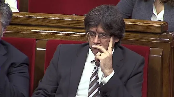 Puigdemont mientras comparece Inés Arrimadas en el pleno de investidura