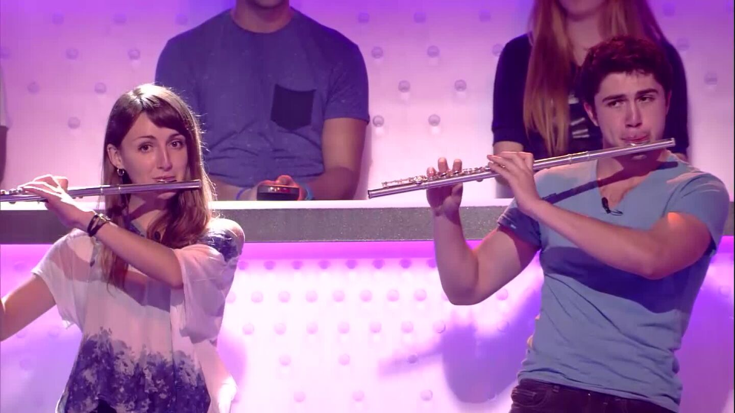 Dos estudiantes del p&uacute;blico interpretan la sinton&iacute;a de Juego de Tronos con flauta travesera 