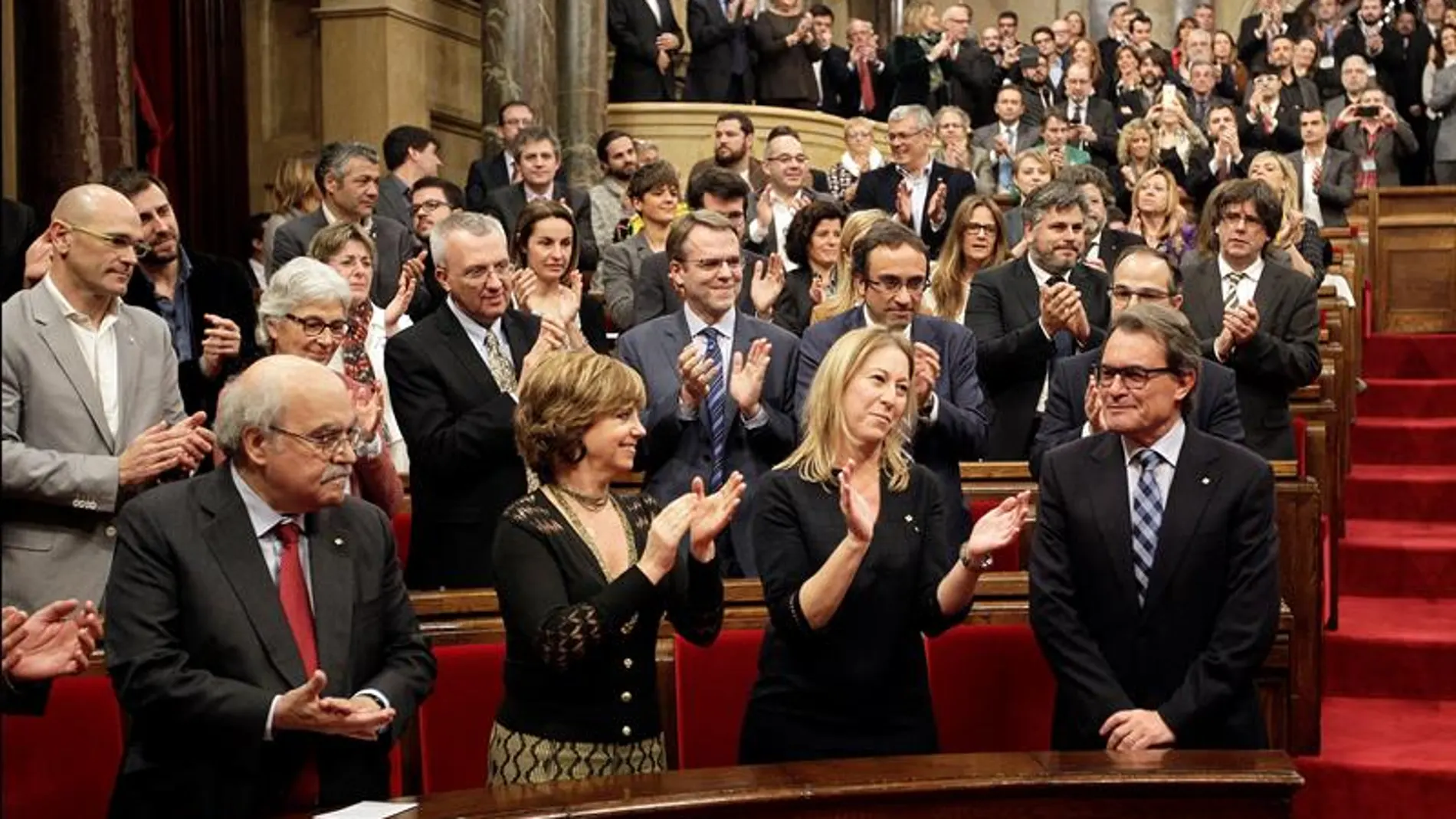 Artur Mas, recibe el aplauso de sus compañeros de coalición