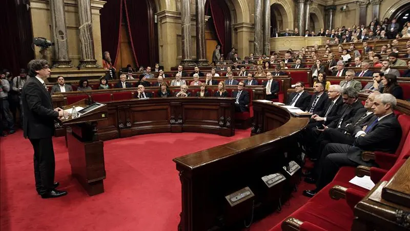 Carles Puigdemont durante el pleno de investidura Carles Puigdemont durante el pleno de investidura