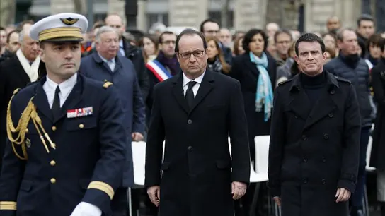 Las autoridades rinden sobrio homenaje a las víctimas del terrorismo en París Las autoridades rinden sobrio homenaje a las víctimas del terrorismo en París