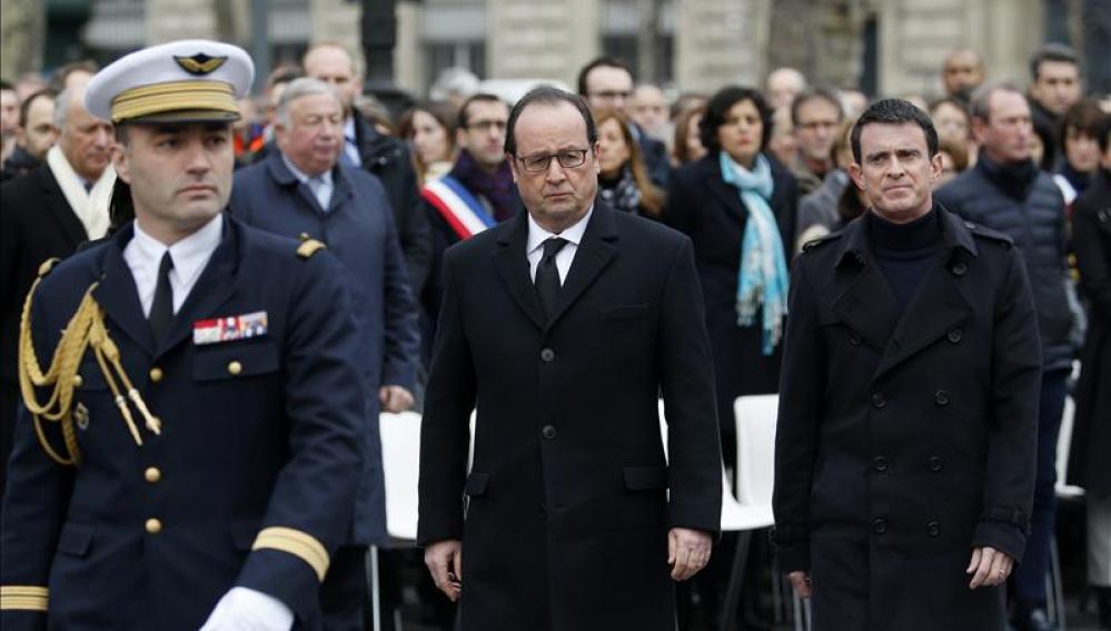 Las autoridades rinden sobrio homenaje a las víctimas del terrorismo en París
