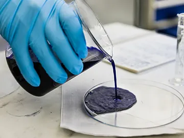 La mezcla consiste en fibras de nanocelulosa y un polímero conductor La mezcla consiste en fibras de nanocelulosa y un polímero conductor