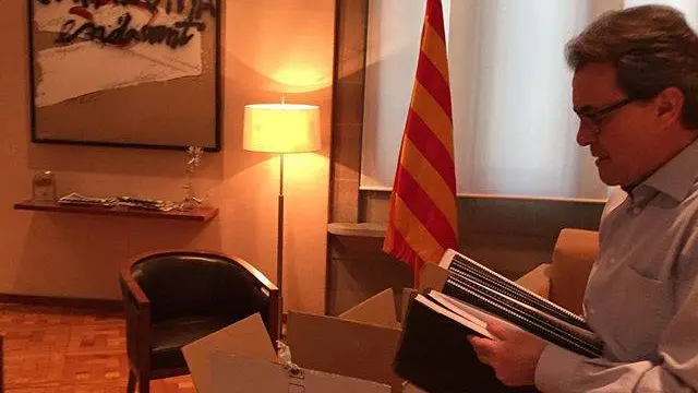 Artur Mas recogiendo sus pertenencias del despacho Artur Mas recogiendo sus pertenencias del despacho