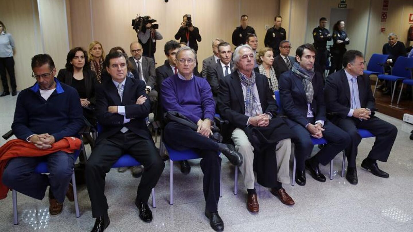 Las dieciocho personas acusadas en el caso No&oacute;s en la sala del juicio