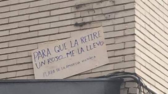  La placa fue sustituida por un cart&oacute;n escrito con bol&iacute;grafo