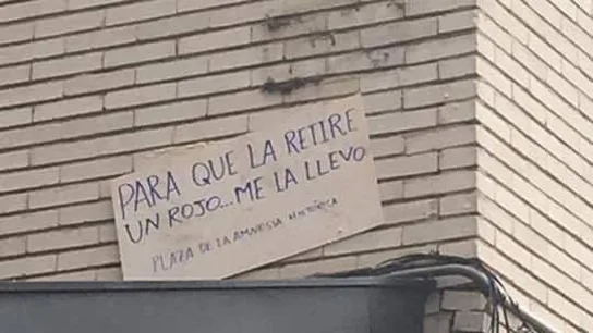 La placa fue sustituida por un cartón escrito con bolígrafo La placa fue sustituida por un cartón escrito con bolígrafo