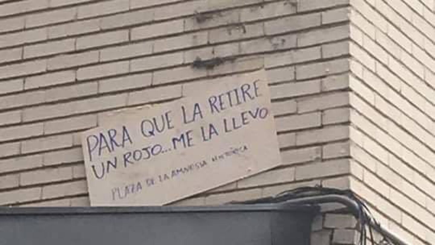  La placa fue sustituida por un cart&oacute;n escrito con bol&iacute;grafo