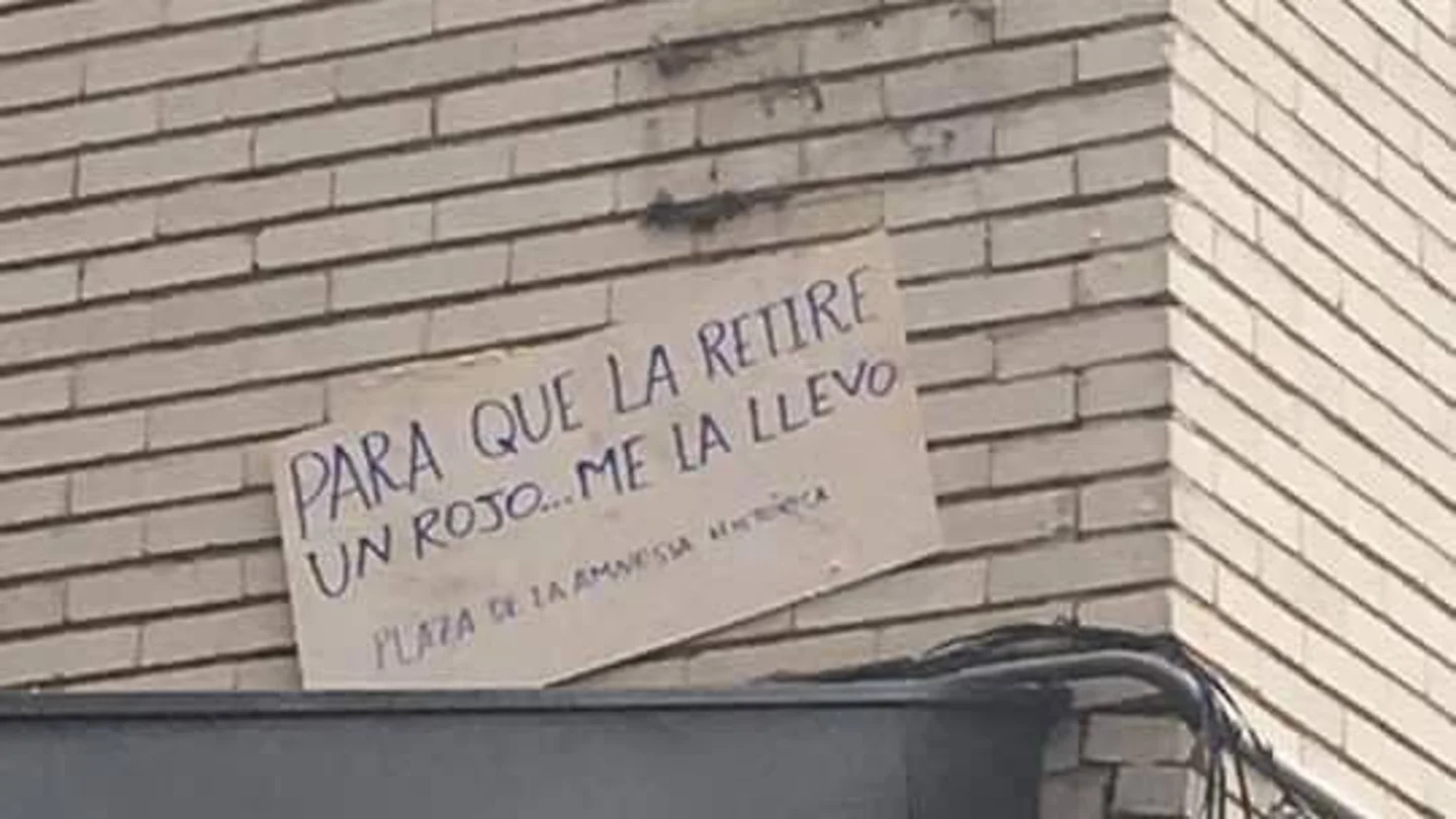 La placa fue sustituida por un cartón escrito con bolígrafo La placa fue sustituida por un cartón escrito con bolígrafo