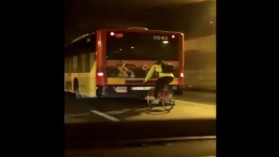 Ciclista pedaleando a 80 kilómetros por hora