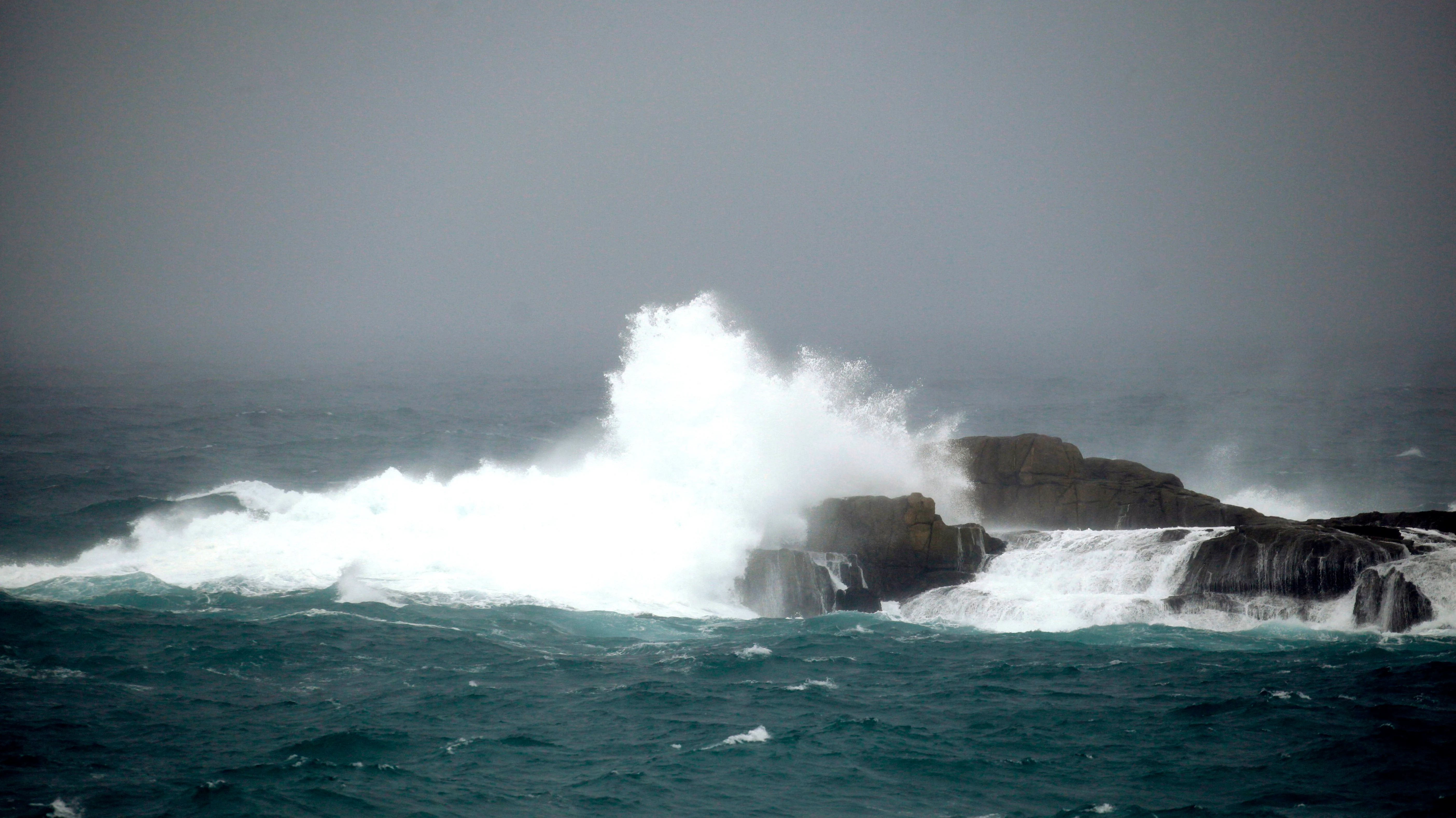 Fuerte oleaje junto a la costa de A Coruña