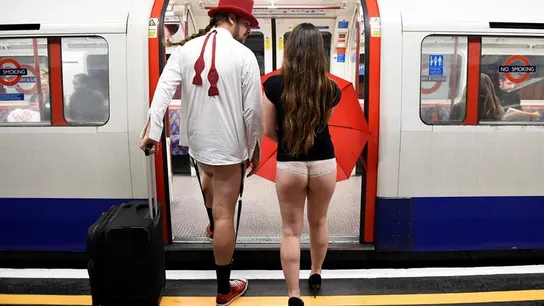 Dos ciudadanos de Londres en el día mundial sin pantalones Dos ciudadanos de Londres en el día mundial sin pantalones
