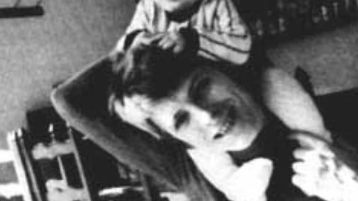 David Bowie con su hijo Duncan sobre los hombros