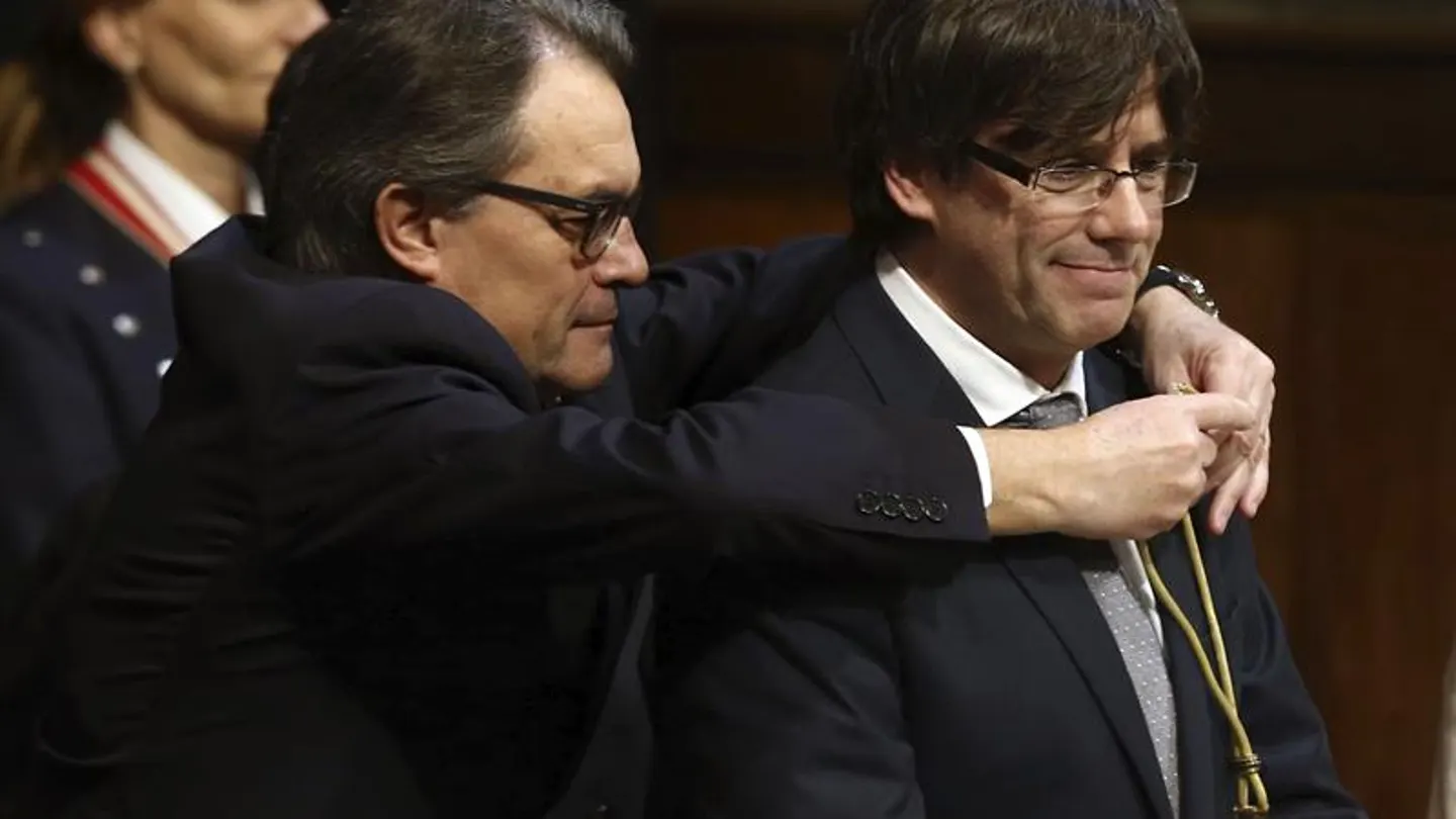 El expresidente de la Generalitat, Artur Mas, impone la medalla representativa del cargo al nuevo president El expresidente de la Generalitat, Artur Mas, impone la medalla representativa del cargo al nuevo president