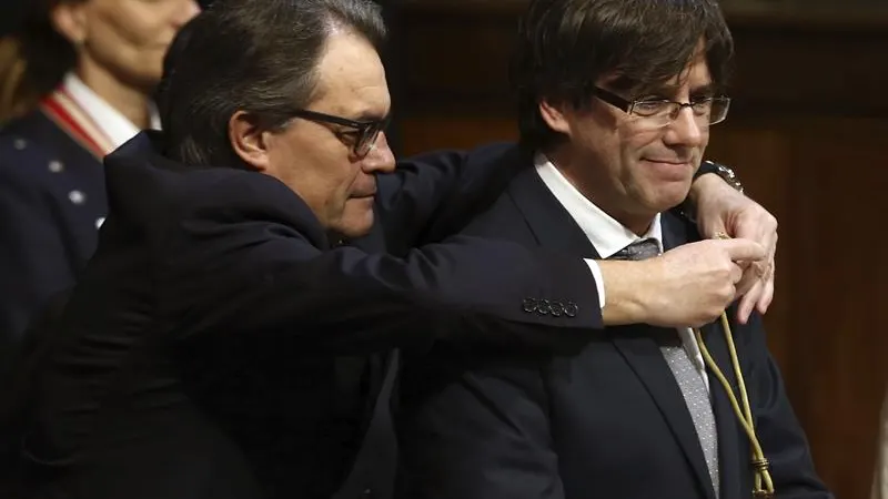 El expresidente de la Generalitat, Artur Mas, impone la medalla representativa del cargo al nuevo president El expresidente de la Generalitat, Artur Mas, impone la medalla representativa del cargo al nuevo president