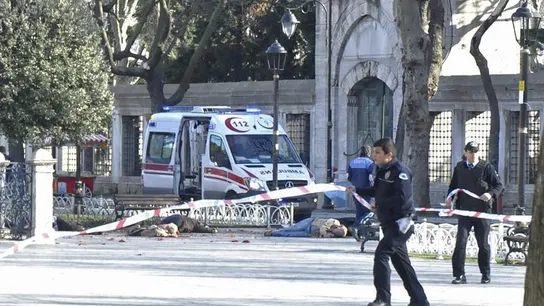 Policías acordonan la zona del ataque suicida en Estambul Policías acordonan la zona del ataque suicida en Estambul