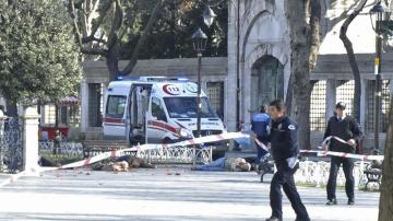Policías acordonan la zona del ataque suicida en Estambul