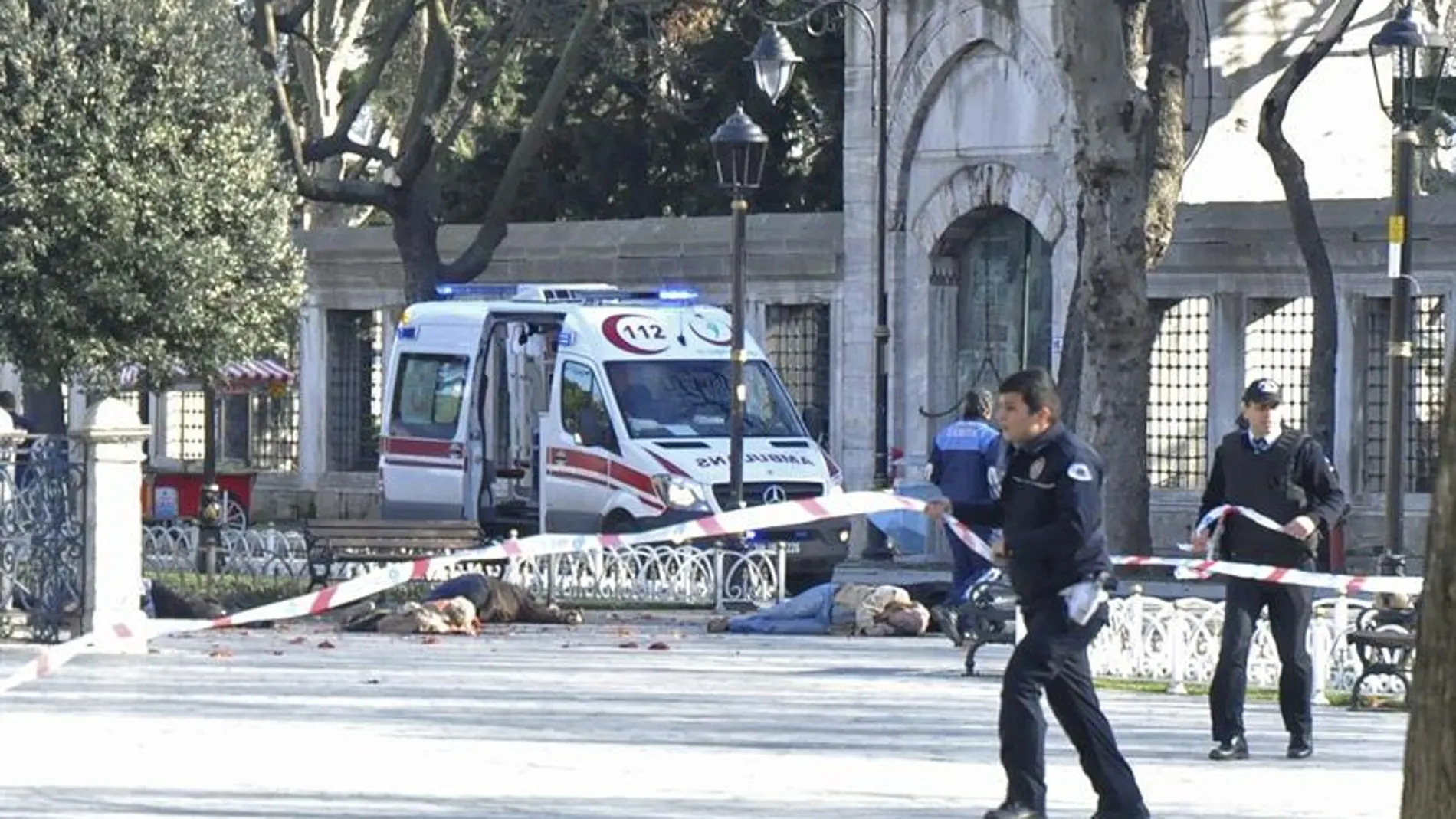 Policías acordonan la zona del ataque suicida en Estambul