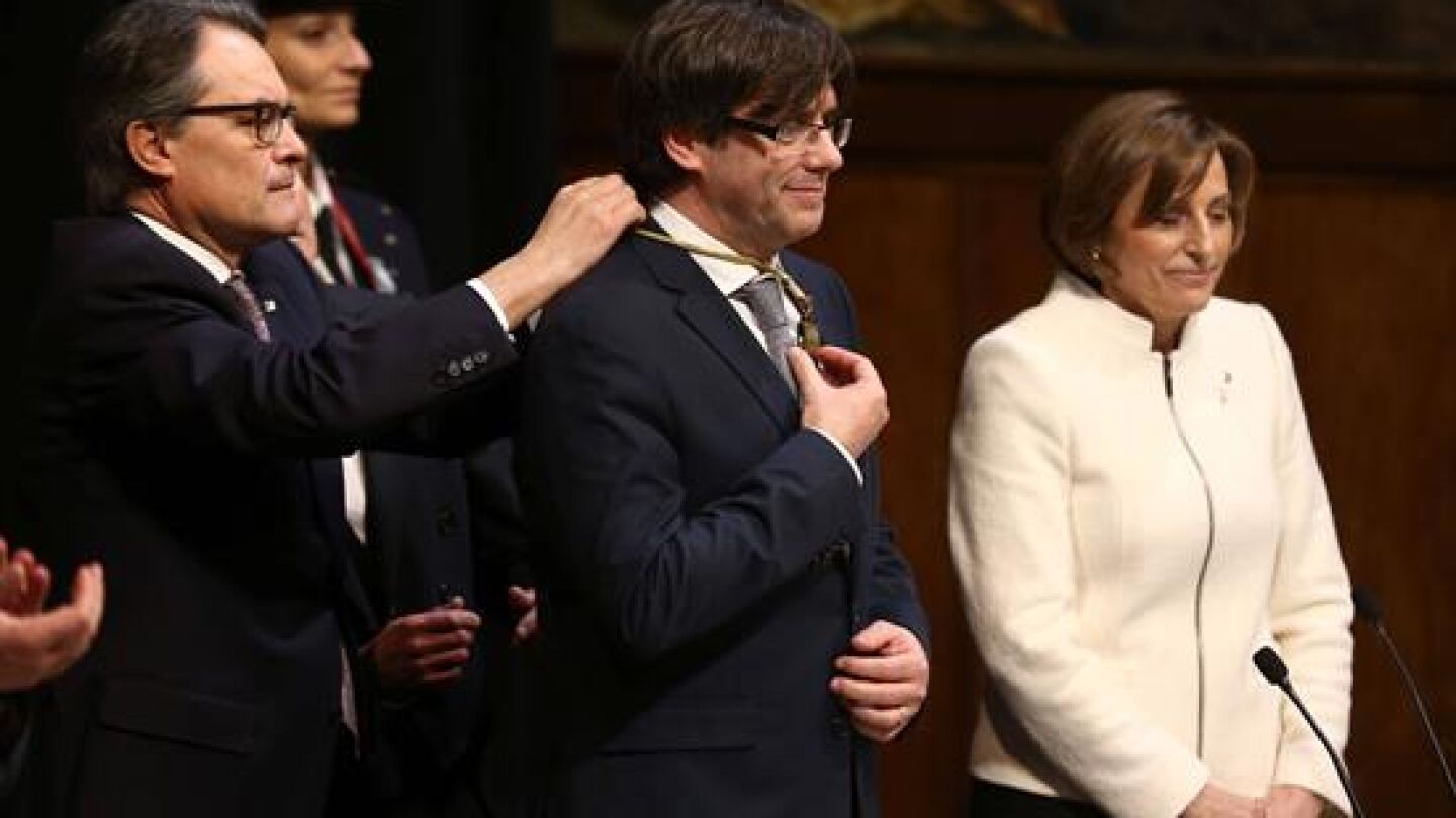 Puigdemont promete su cargo "con lealtad al Parlament" y obvia al rey y la Constituci&oacute;n