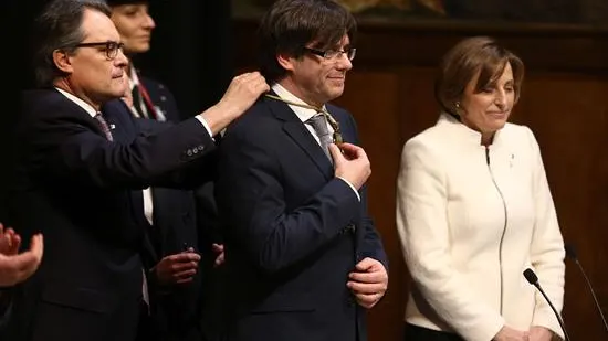 Puigdemont promete su cargo "con lealtad al Parlament" y obvia al rey y la Constitución Puigdemont promete su cargo "con lealtad al Parlament" y obvia al rey y la Constitución