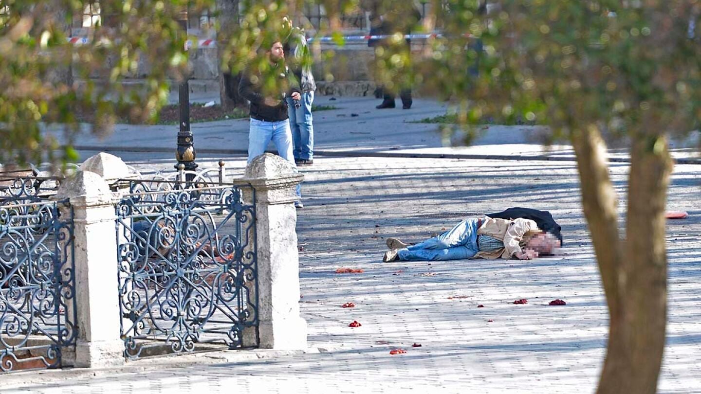 Una v&iacute;ctima yace en el suelo tras la explosi&oacute;n en Estambul