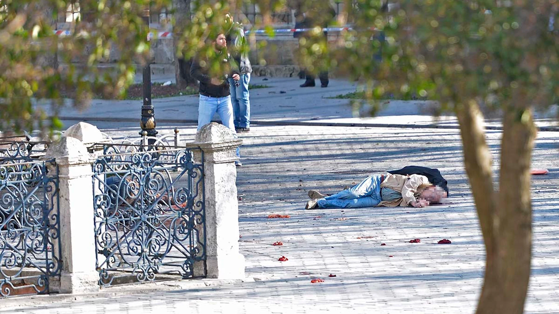 Una víctima yace en el suelo tras la explosión en Estambul