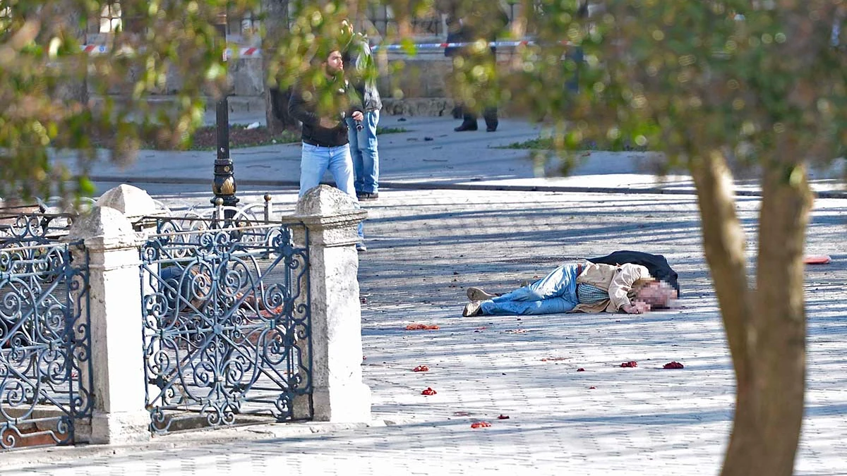 Una víctima yace en el suelo tras la explosión en Estambul