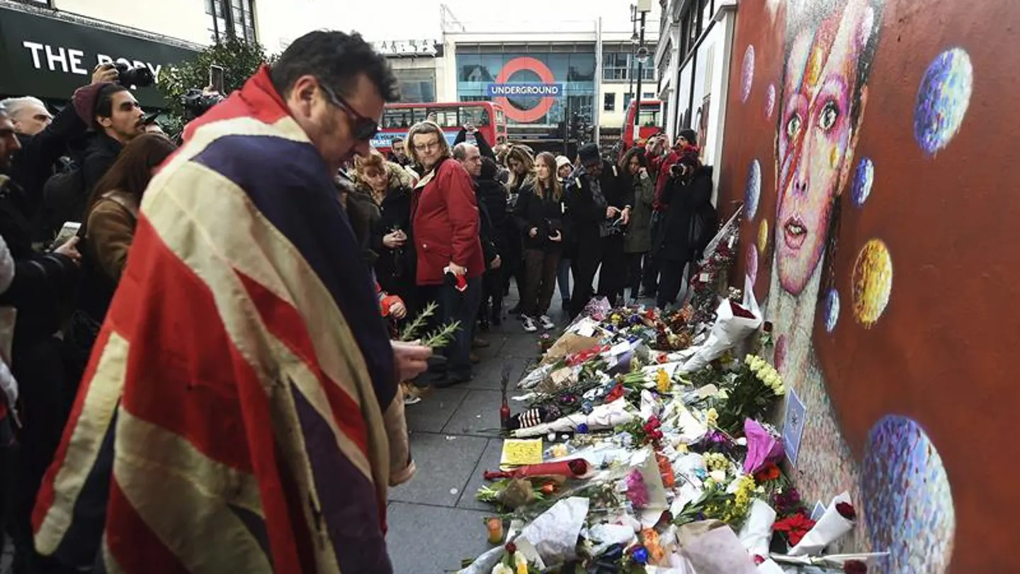 Un fan llora la muerte de David Bowie Un fan llora la muerte de David Bowie