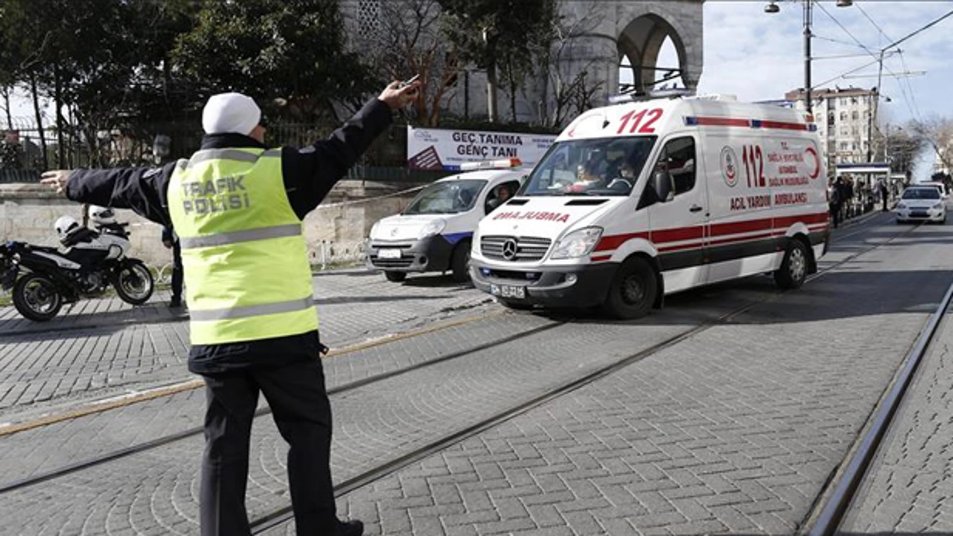 Una ambulancia rumbo a la Mezquita Azul de Estambul