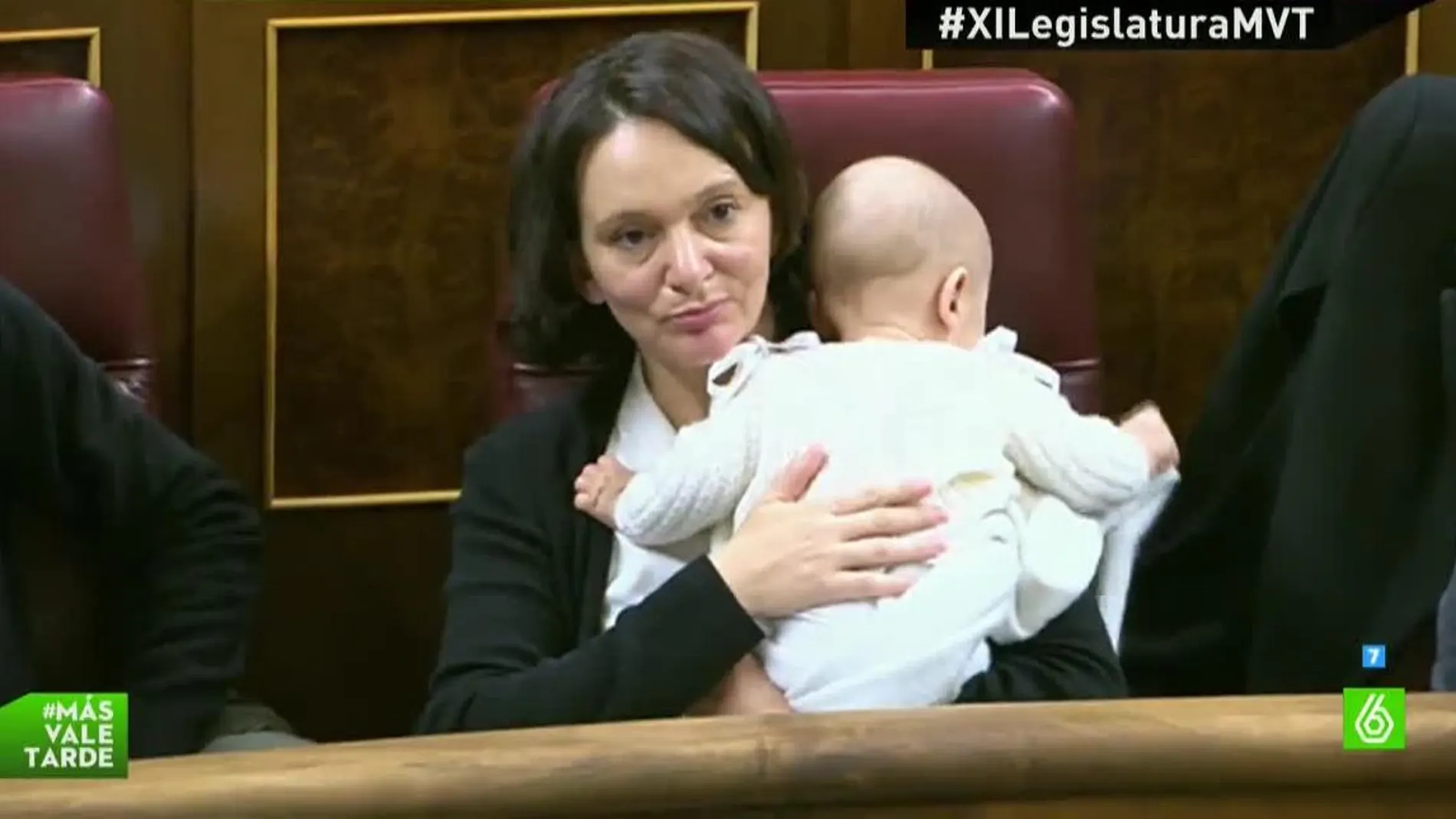 Carolina Bescansa, diputada de Podemos, y su hijo