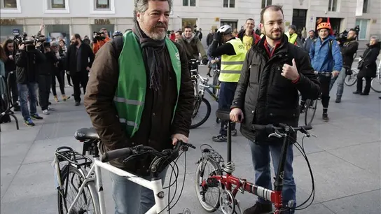 Los diputados de Equo llegan en bici Los diputados de Equo llegan en bici