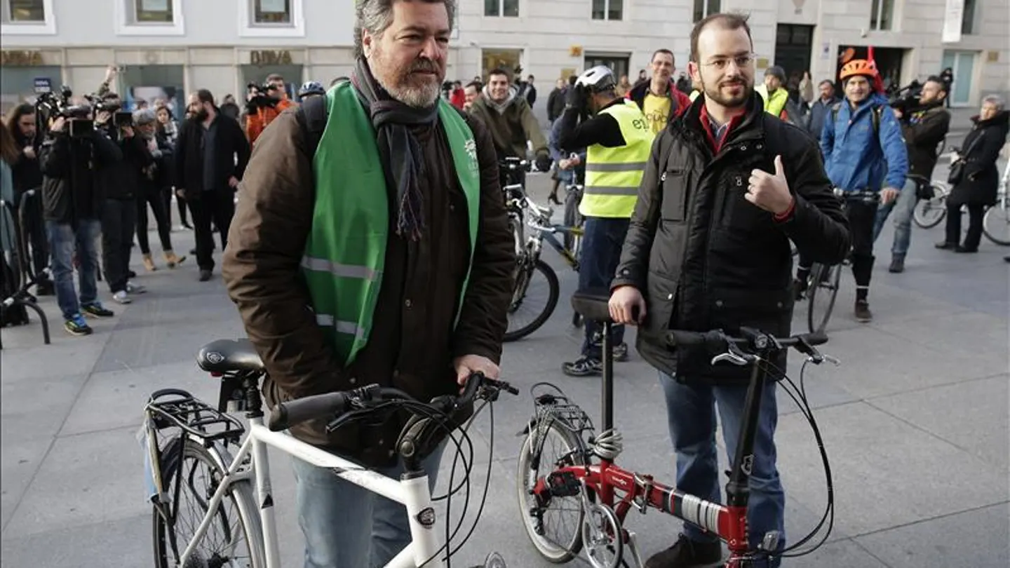 Los diputados de Equo llegan en bici Los diputados de Equo llegan en bici