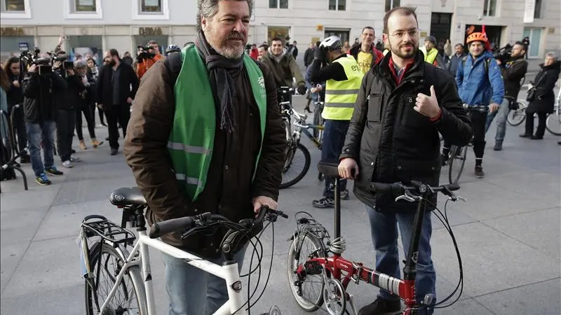 Los diputados de Equo llegan en bici Los diputados de Equo llegan en bici