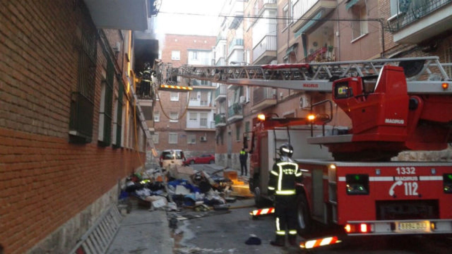 Los bomberos intentan controlar el fuego en el barrio de San Blas