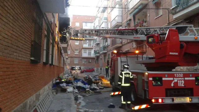 Los bomberos intentan controlar el fuego en el barrio de San Blas Los bomberos intentan controlar el fuego en el barrio de San Blas