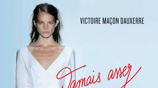 Victoire con mirada seria en la portada de su libro Victoire con mirada seria en la portada de su libro