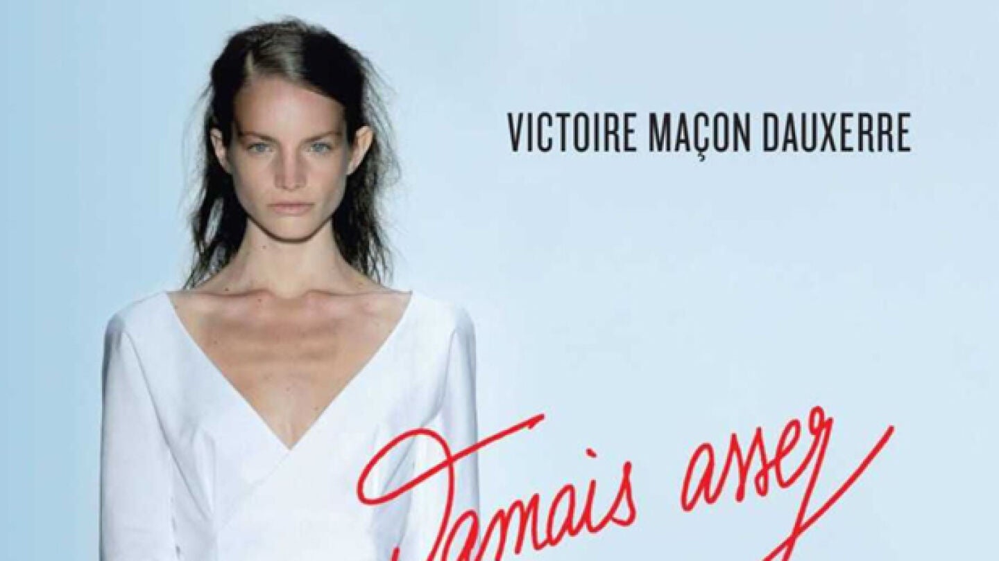 Victoire con mirada seria en la portada de su libro