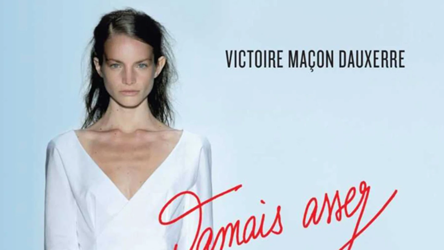 Victoire con mirada seria en la portada de su libro Victoire con mirada seria en la portada de su libro