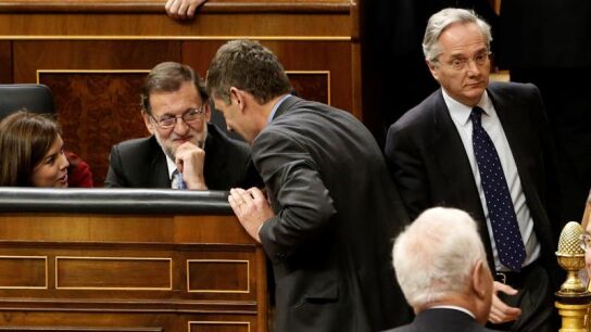El diputado Pedro G&oacute;mez de la Serna pasa al lado de Rajoy