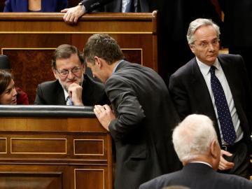 El diputado Pedro Gómez de la Serna pasa al lado de Rajoy El diputado Pedro Gómez de la Serna pasa al lado de Rajoy