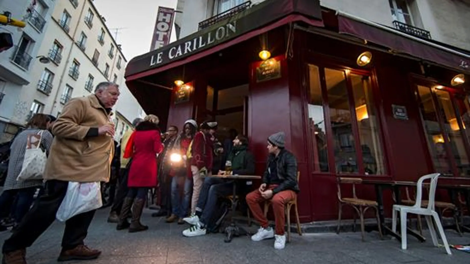 Reabre el café "Le Carrillon" dos meses después de los atentados del 13-N en París