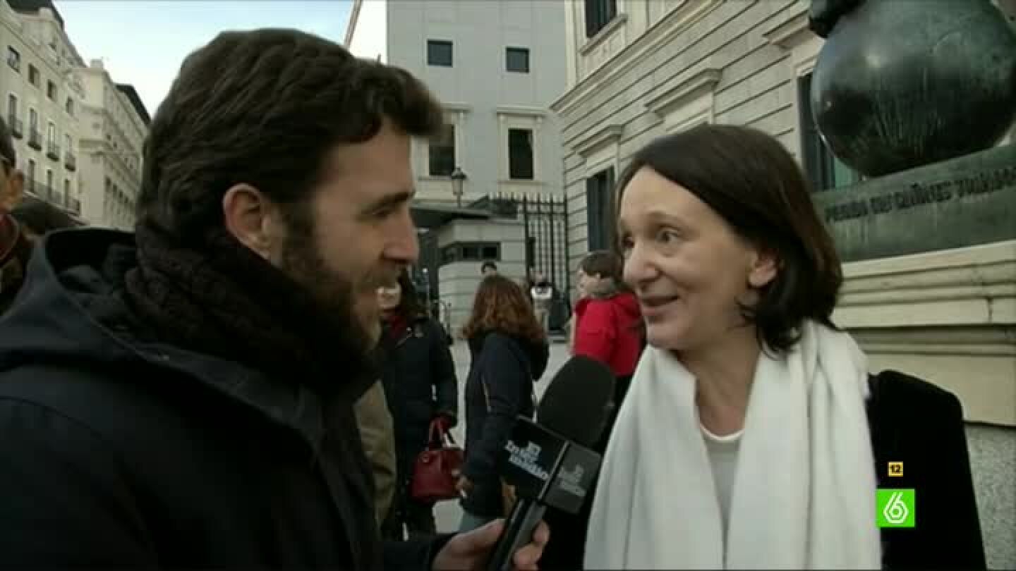 Gonzo bromea con Carolina Bescansa