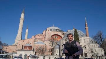 Un policía turco vigila junto a Santa Sofía
