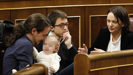 El hijo de Bescansa en brazos de Pablo Iglesias El hijo de Bescansa en brazos de Pablo Iglesias