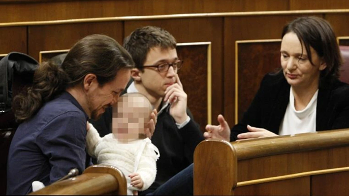 El hijo de Bescansa en brazos de Pablo Iglesias El hijo de Bescansa en brazos de Pablo Iglesias