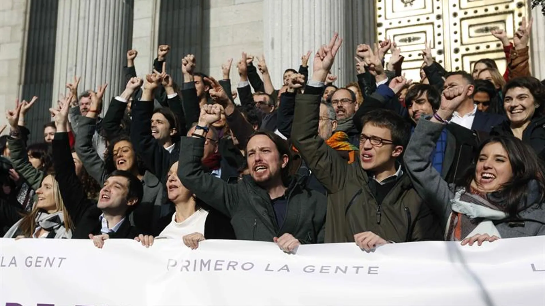 Los diputados de Podemos, a las puertas del Congreso de los Diputados