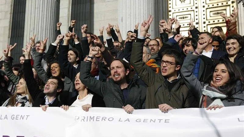 Los diputados de Podemos, a las puertas del Congreso de los Diputados Los diputados de Podemos, a las puertas del Congreso de los Diputados
