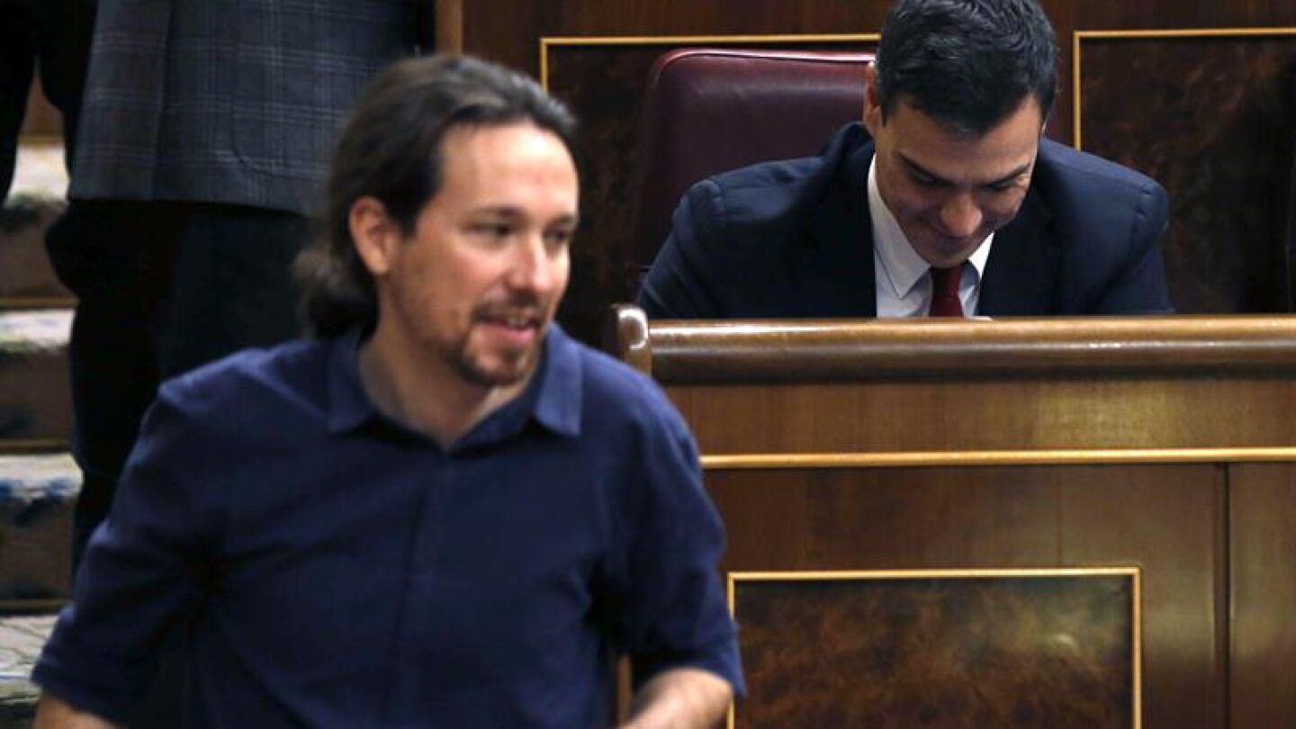Pablo Iglesias pasa por delante de Pedro S&aacute;nchez en el Congreso